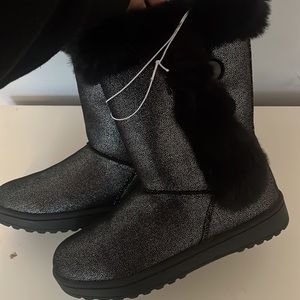Girls sparkly gray and black furry boots size 4